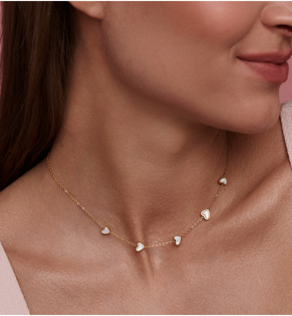 Naszyjnik z drobnymi serduszkami i masą perłową NSY0852