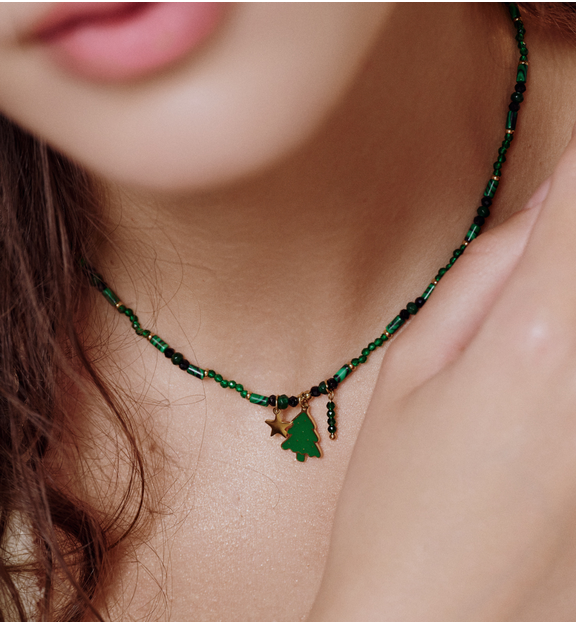 Naszyjnik z zielonych i czarnych kamieni z choinką NTW1397