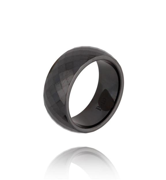 Obrączka z ceramiki czarna fasetowana Feminine PFE0023
