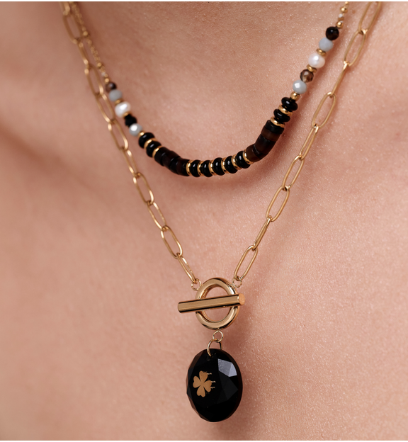 Zestaw złotych naszyjników z czarnymi kamieniami i zawieszką z koniczyną ZN0119
