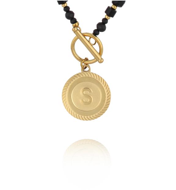 Naszyjnik z czarnymi kamieniami i zawieszką z literką S NTW1591