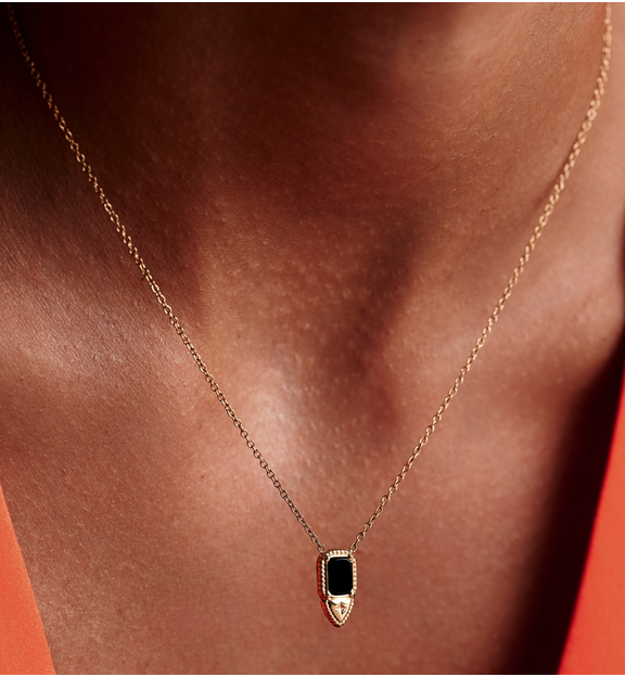 Naszyjnik z czarną zawieszką w złotej oprawie NEA0104