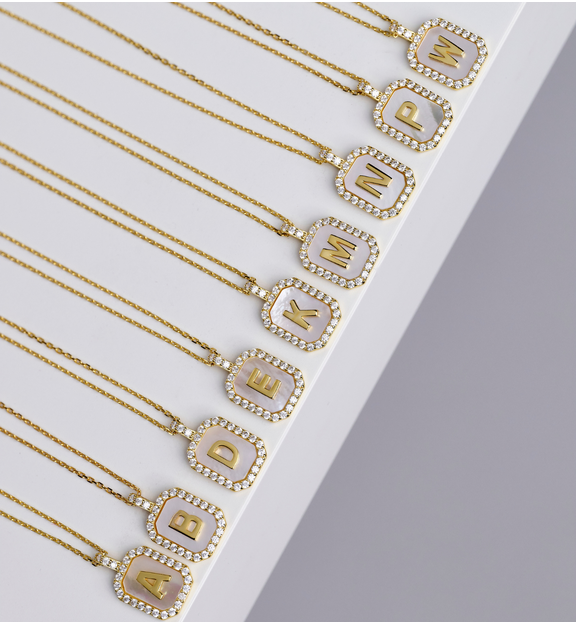 Naszyjnik z literką E na perłowym tle z cyrkoniami NCA0104