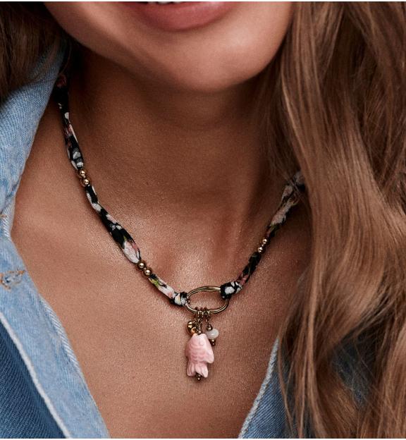 Naszyjnik z tkaniny w kwiatowy wzór z zawieszką rybki NSH0131