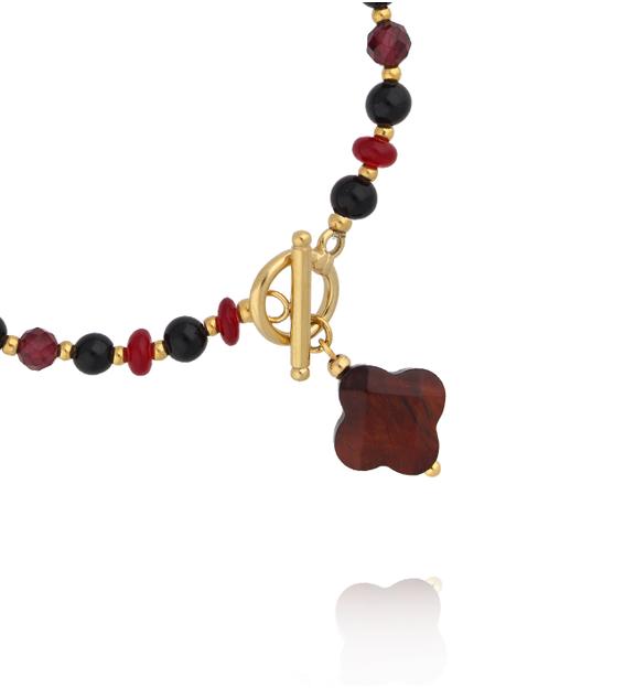 Bransoletka z granatami z koniczynką i złotym zapięciem BPA0651