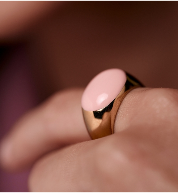 Pierścionek z jasnoróżową emalią PSA1229