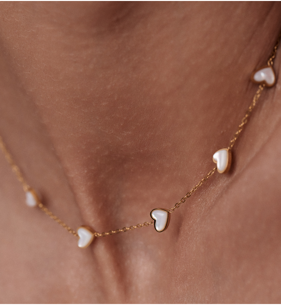 Naszyjnik z drobnymi serduszkami i masą perłową NSY0852