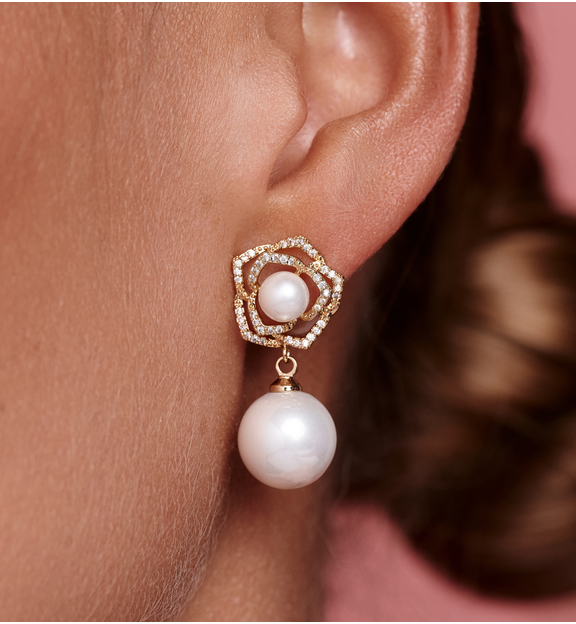 Kolczyki z białą perłą i zdobioną oprawą KPE0186