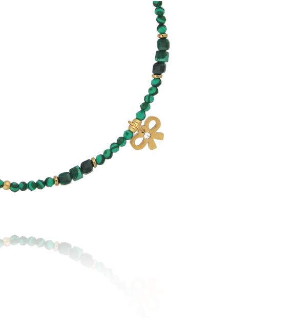 Bransoletka z malachitu z zawieszką kokardki BTW3560