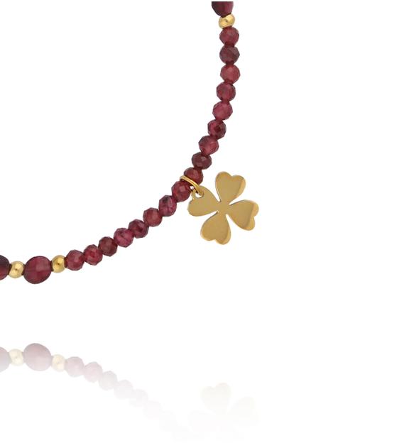 Bransoletka z granatu z zawieszką w kształcie koniczynki BTW3538