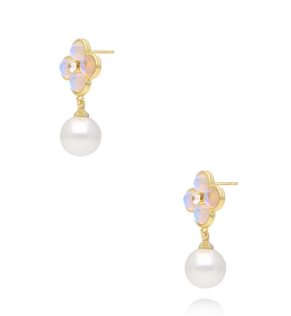 Kolczyki z motywem koniczynki, opalizującymi elementami i perłą KPE0217