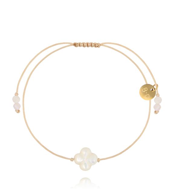 Bransoletka na beżowym sznurku z perłową koniczynką BMT0350
