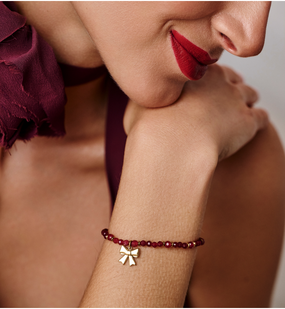 Bransoletka z czerwonego jadeitu z zawieszką w kształcie kokardki BTW3550