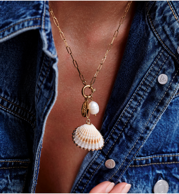 Naszyjnik z naturalną muszlą, perełką i złotą zawieszką na łańcuszku NSY0750