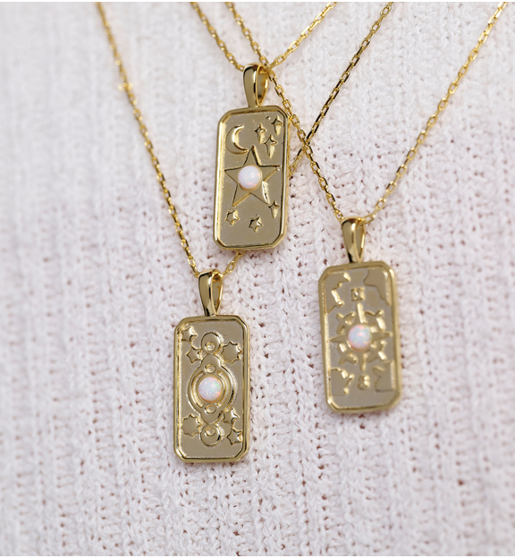 Naszyjnik z prostokątną zawieszką z motywem słońca, księżyca i gwiazd NCA0098