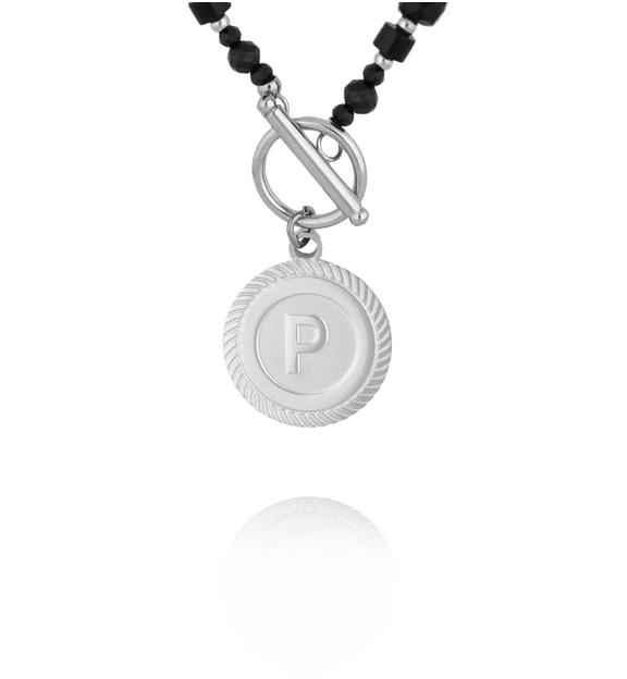 Naszyjnik z czarnych kamieni z zawieszką z literką P – srebrne wykończenie NTW1597