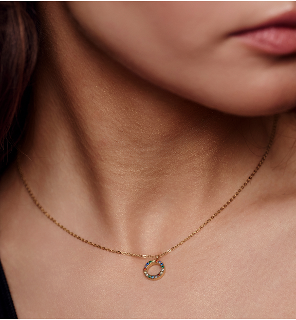 Naszyjnik z okrągłą zawieszką wysadzaną kolorowymi cyrkoniami NSA0021