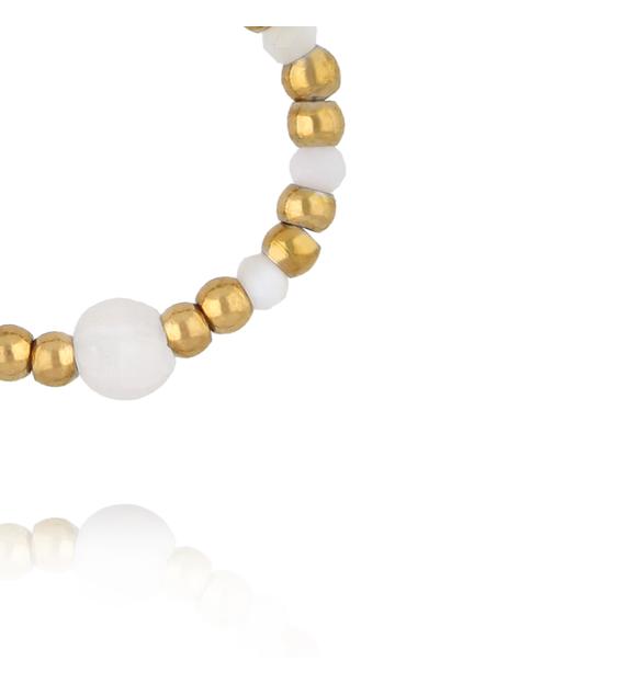 Pierścionek elastyczny ze złotych kuleczek z białym jadeitem i muszlą PTW0611