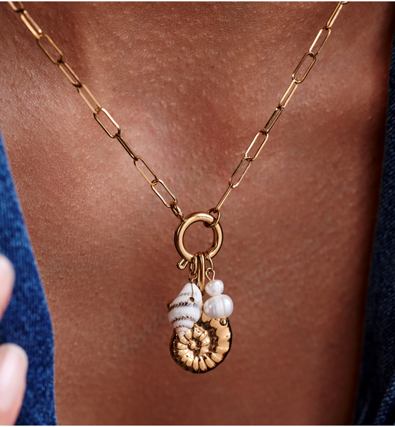 Naszyjnik z muszlami i perełkami na złotym łańcuszku NSY0751