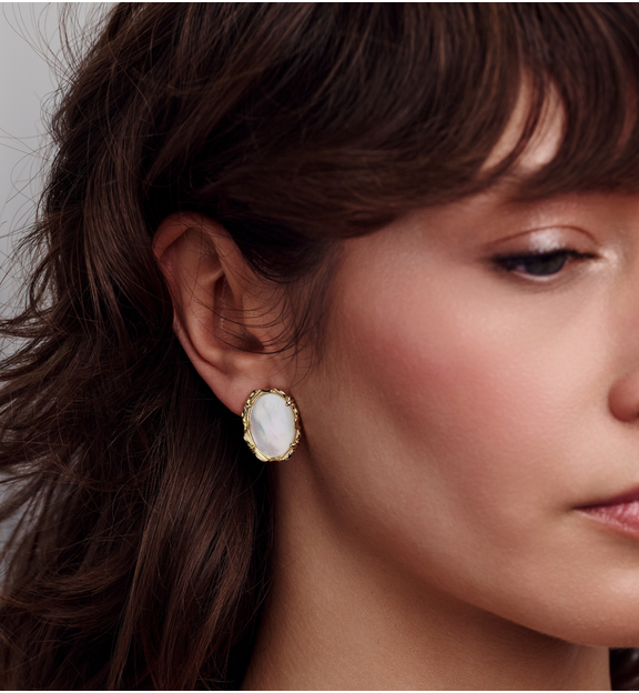 Kolczyki z masą perłową w złotej ozdobnej oprawie KSS2222