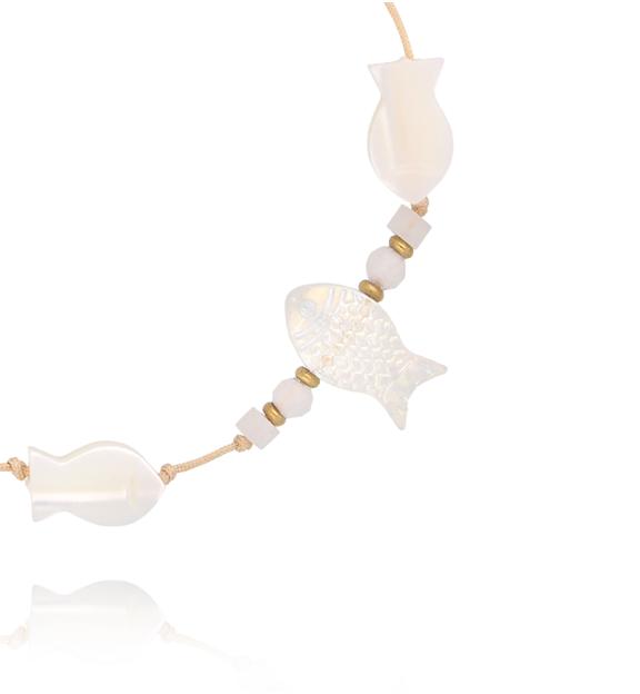 Bransoletka na beżowym sznurku z rybką, muszlą i białym agatem BMT0352
