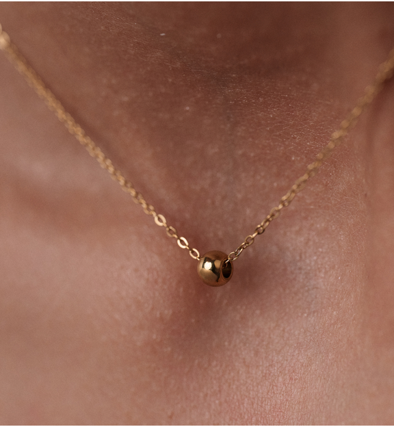 Naszyjnik z delikatnym łańcuszkiem i kulką NSY0798