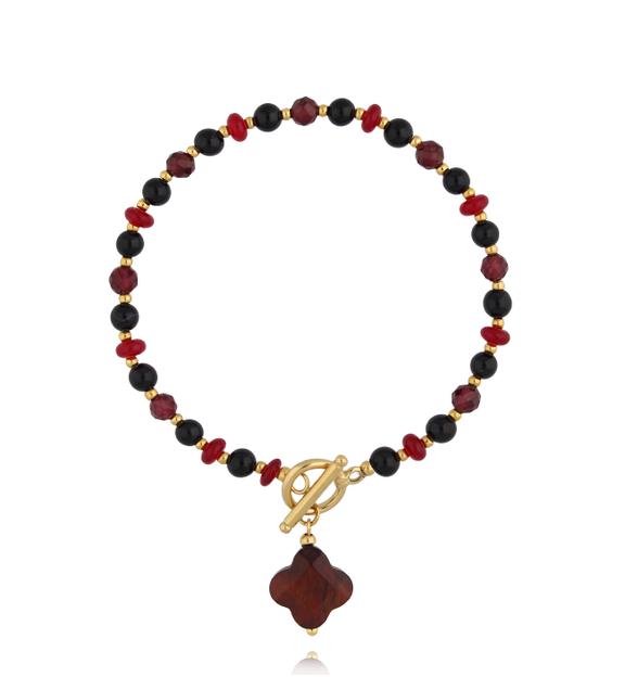 Bransoletka z granatami z koniczynką i złotym zapięciem BPA0651