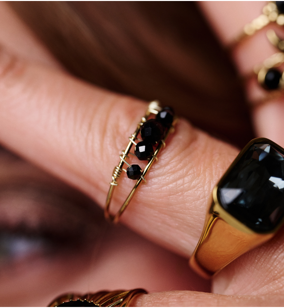 Pierścionek regulowany złoty z czarnymi agatami PEA0027