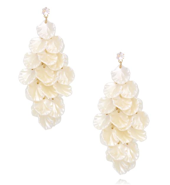 Kolczyki wiszące z płatkami w kolorze perłowym KLU0208