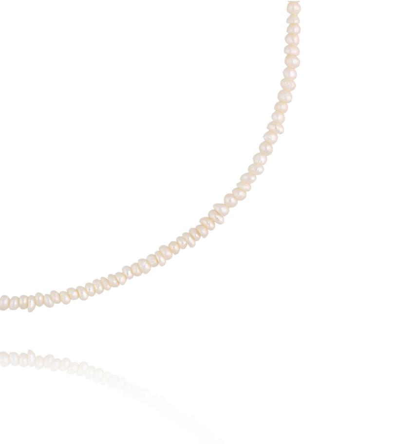 Naszyjnik z drobnych białych perełek – klasyczny choker NPE0309