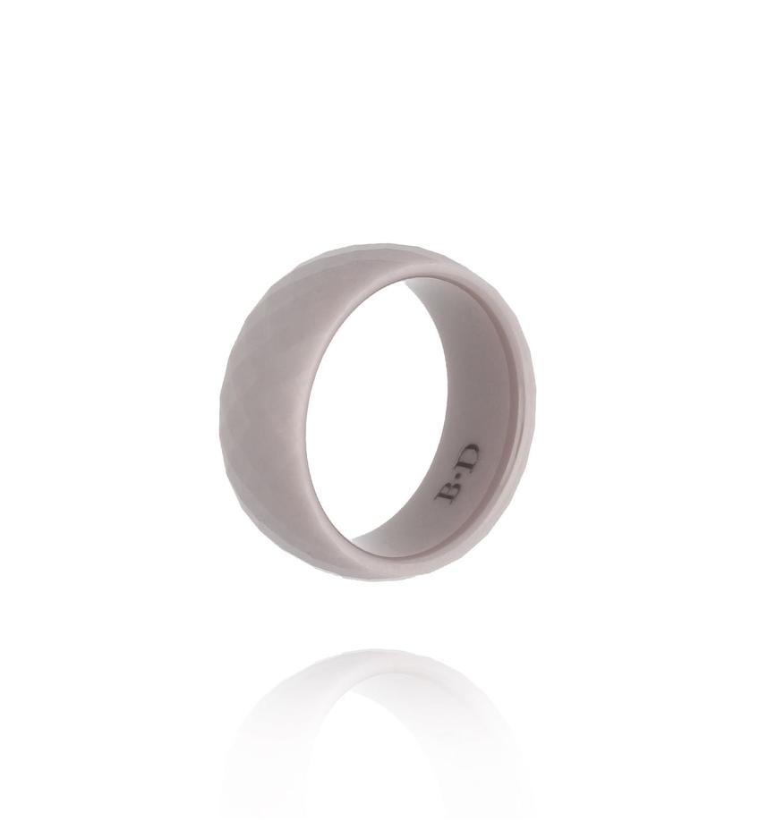 Obrączka z ceramiki cappuccino szeroka fasetowana PFE0118