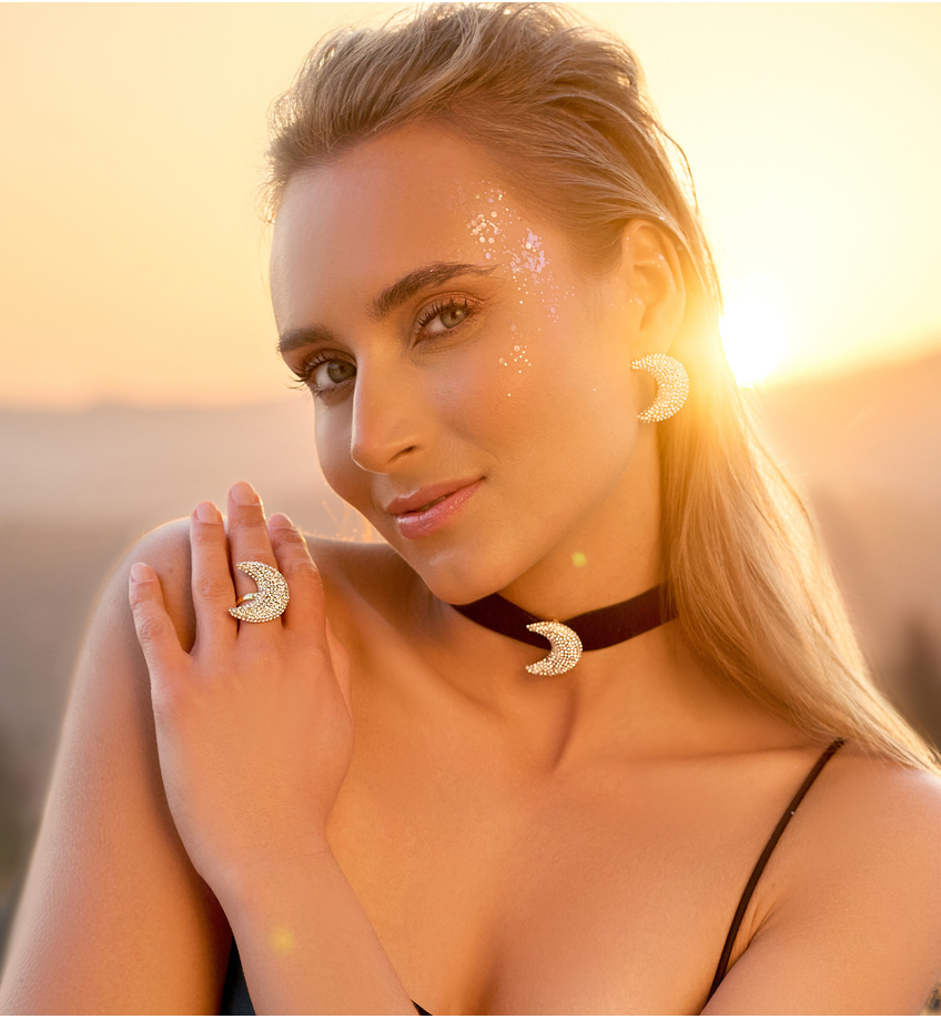 Choker czarny ze złotym  księżycem Fabulous NS0266