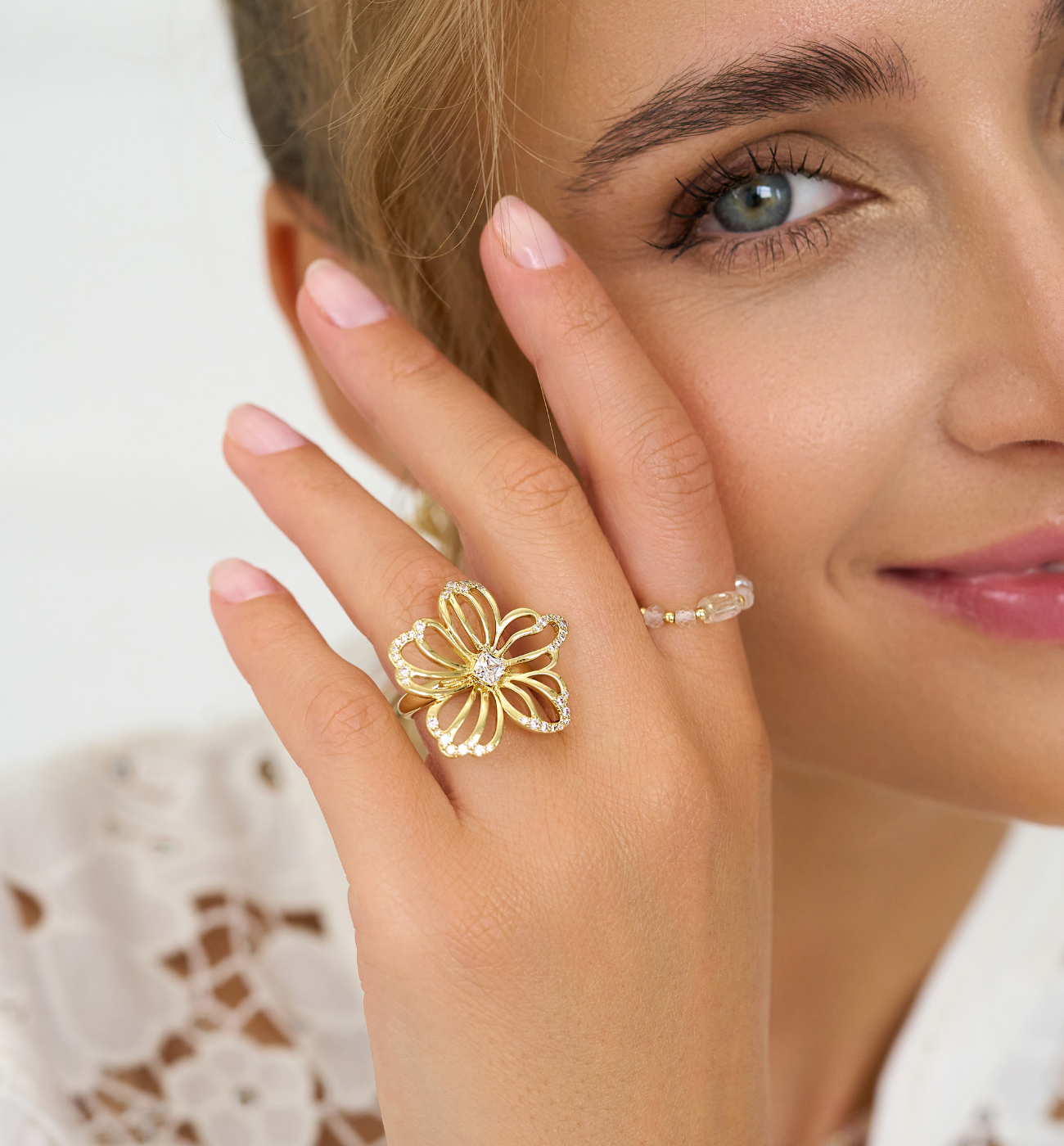 Pierścionek złoty z kwiatkiem Sunlit Blossom PRG0298 – By