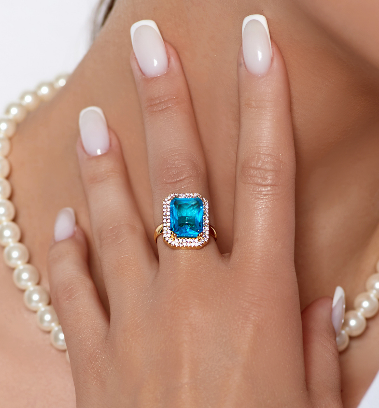 Pierścionek z niebieskim kryształkiem Majestic PSS0030 – By