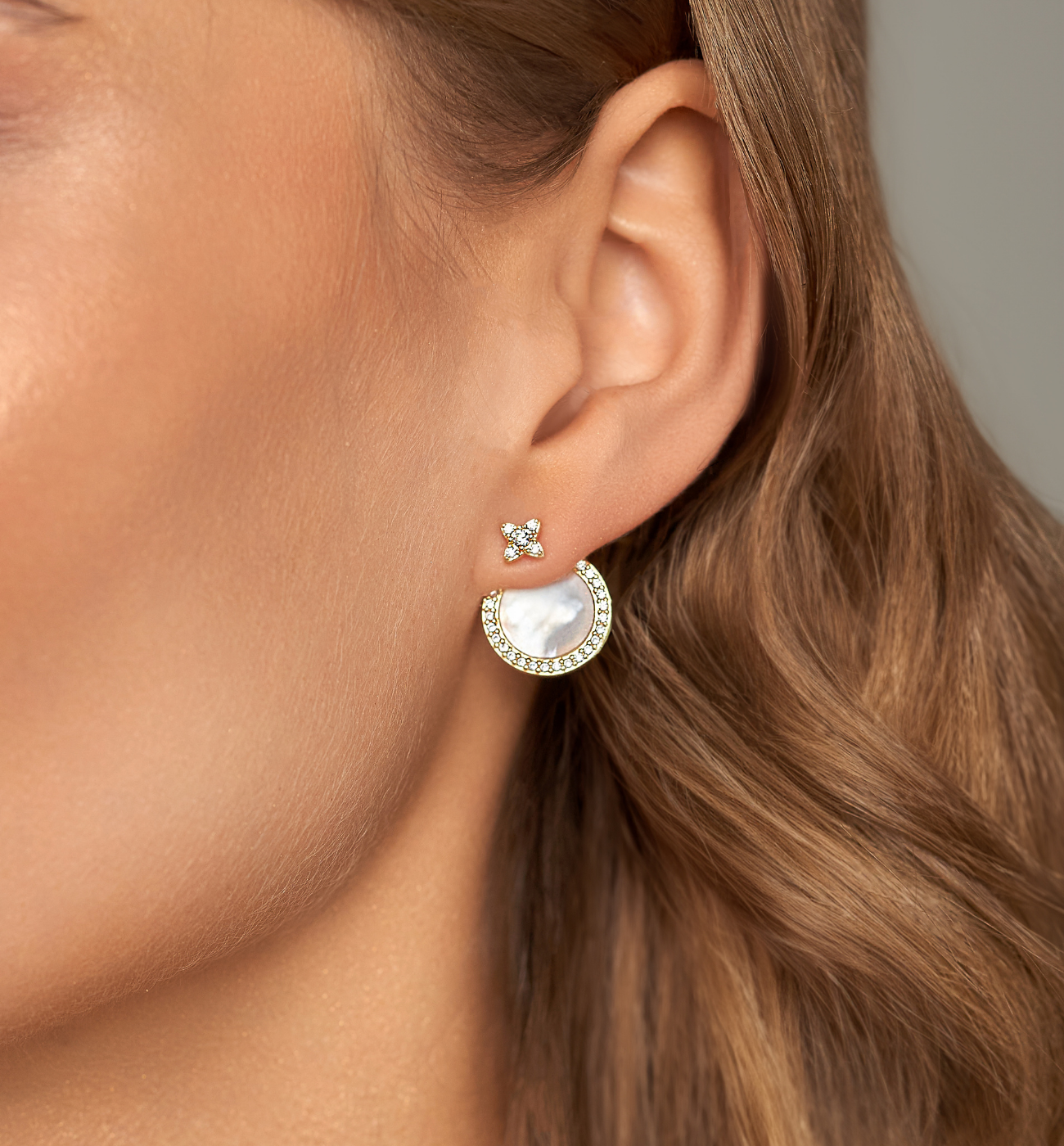 Sparkle4c_Jewelryページ Kolczyki okrągłe z masą perłową złote Cosquín KSS1673 – By